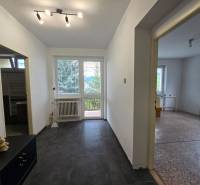 Ein Flur mit Fliesenboden führt zu den Räumen im Einfamilienhaus.