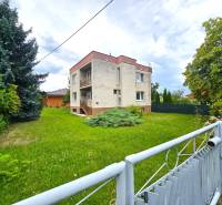 Ein Einfamilienhaus in Nové Mesto nad Váhom, umgeben von einem Garten und Grünflächen.