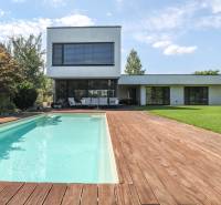 Einfamilienhaus in der Longobardská-Straße in Bratislava - Rusovce mit Pool und großem Garten.