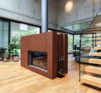 Innenraum eines Einfamilienhauses mit Holztreppe, Kamin und modernen Dekorationen.