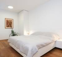 Schlafzimmer in einem Einfamilienhaus mit Holzboden, Bild und Nachttisch.