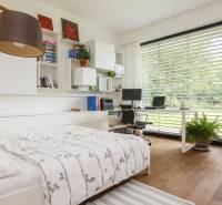 Schlafzimmer mit Arbeitsecke, Holzboden, Blick in den Garten, Bibliothek, Einfamilienhaus.