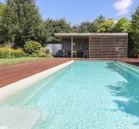 Ein Einfamilienhaus mit Pool, Garten und Terrasse in der Nähe der Longobardská-Straße in Bratislava - Rusovce.