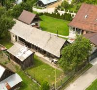 Eine Hütte in Papradno, umgeben von Grün und angrenzenden Gebäuden aus der Vogelperspektive.