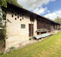 Ein Blick auf eine ältere Hütte in Papradno mit Holzkonstruktion und gepflegtem Hof.
