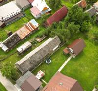 Luftaufnahme von Dorfhäusern, umgeben von Grün in Papradno.