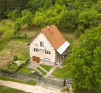 Ein Einfamilienhaus in Papradno mit großem Garten und grüner Umgebung.