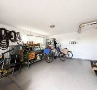 Garage eines Einfamilienhauses mit Fahrrädern und Werkzeug.