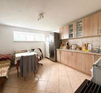 Küche in einem Einfamilienhaus mit Esstisch und Küchenzeile.