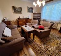 Wohnzimmer in einem Einfamilienhaus mit bequemen Möbeln und einem orientalischen Teppich.