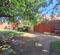 Einfamilienhaus in der Šalská-Straße in Šaľa mit angrenzendem Garten und Garage.