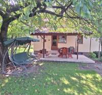 Der Garten des Einfamilienhauses in der Šalská in Šaľa mit Pavillon und Schaukel.
