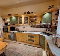 Küche in einem Einfamilienhaus mit Holzschränken und Küchengeräten.