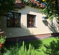 Ein Einfamilienhaus in der Šalská-Straße in Šaľa, umgeben von Grün und Bäumen.