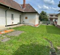 Ein Einfamilienhaus in Trenčianske Stankovce mit gepflegtem Rasen und traditionellem Schrägdach.
