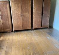 Holzschränke auf einem Holzboden im Zimmer eines Einfamilienhauses.
