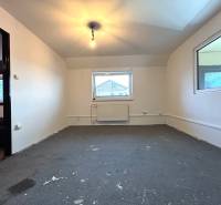 Leeres Zimmer in einer 4-Zimmer-Wohnung mit Fenster, Licht und Heizung.