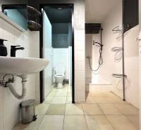 Badezimmer mit Dusche und WC in einer 4-Zimmer-Wohnung.