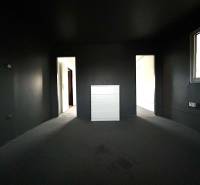 Tmavá izba v 4-izbovom byte s komodou a vstupmi do ďalších miestností.

Dunkles Zimmer in einer 4-Zimmer-Wohnung mit einer Kommode und Eingängen zu weiteren Räumen.