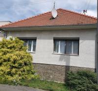 Ein Einfamilienhaus in Topoľčianky mit einem Satteldach und einer Satellitenschüssel.