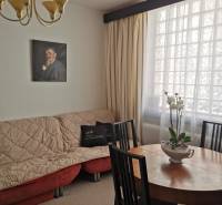 Innenraum eines Einfamilienhauses mit Esstisch, Sessel und Bild an der Wand.