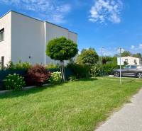 Einfamilienhaus in Vojka nad Dunajom mit angrenzendem Garten und Parkplatz auf dem Grundstück.