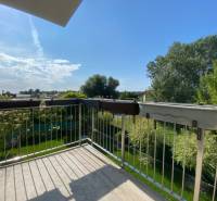 Der Balkon eines Einfamilienhauses in Vojka nad Dunajom mit Blick auf den grünen Garten.