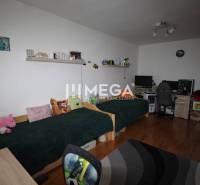 Kinderzimmer mit Betten und Schreibtisch in einer 2-Zimmer-Wohnung.