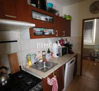 Küche in einer 2-Zimmer-Wohnung mit Geräten und Stauraum.