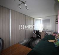 Kinderzimmer mit Bett, Einbauschrank und Schreibtisch in einer 2-Zimmer-Wohnung.