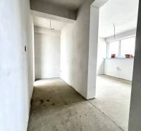 Flur in einem Einfamilienhaus, weiße Wände, großes Fenster, Vorbereitung für Elektroinstallation.