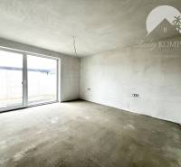 Leeres Interieur eines Einfamilienhauses mit großen Glastüren und weißen Wänden.