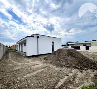 Ein Einfamilienhaus in Miloslavov mit Grundstück und Bau, der Himmel ist bewölkt.