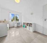 Kinderzimmer im Einfamilienhaus mit Bett, Schreibtisch und Bücherregal.