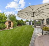 Garten eines Einfamilienhauses in der Feniklová-Straße in Malinovo mit Sauna und Terrasse.