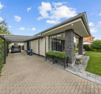 Einfamilienhaus in der Feniklová-Straße in Malinovo mit Garten und Carport.