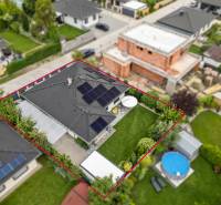 Einfamilienhaus in der Feniklová-Straße in Malinovo, mit Photovoltaikmodulen und Garten.