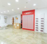 Geräumige Büros mit weißen Wänden, Regalen und roten Accessoires in der Michalská in Bratislava.