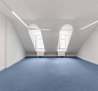 Dachgeschossbüros mit blauem Teppich und großen Fenstern, Leuchten in Bratislava - Altstadt, Michalská.