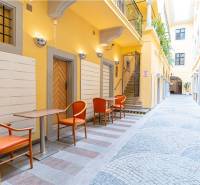 Büros in der Michalská-Straße in Bratislava - Altstadt mit Innenhof und Sitzgelegenheiten.