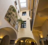 Ein Bürointerieur mit Glasdach, Balkonen und Pflanzen.