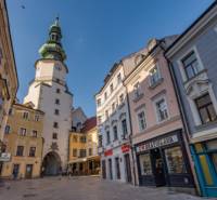 Michalská Straße in Bratislava - Altstadt mit historischen Gebäuden und Geschäften, Büros.
