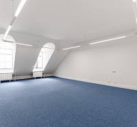 Geräumige Büros mit blauem Teppich und Bogenfenstern, Bratislava - Altstadt.