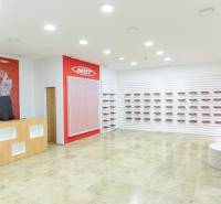 Büros mit Regalen und Rezeption, geeignet für Handel, mit minimalistischem Design.