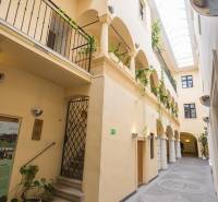 Helle Passage mit Balkonen und Pflanzen in Büros in der Michalská-Straße in Bratislava.