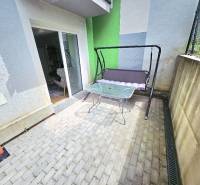 Terrasse mit Schaukel und Tisch in Bánovce nad Bebravou bei einer 1-Zimmer-Wohnung.