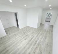 Heller Boden und weiße Wände in einer 3-Zimmer-Wohnung mit geräumigem Flur.