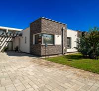 Einfamilienhaus auf dem Richtarsko-Feld in Galanta mit Garten und gepflegtem Gehweg.