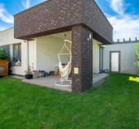 Der Garten des Einfamilienhauses auf dem Richtarsko-Feld in Galanta mit Terrasse und Rasen.