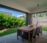 Die Terrasse des Einfamilienhauses auf dem Richtarsko-Feld in Galanta mit Rattanmöbeln und Garten.